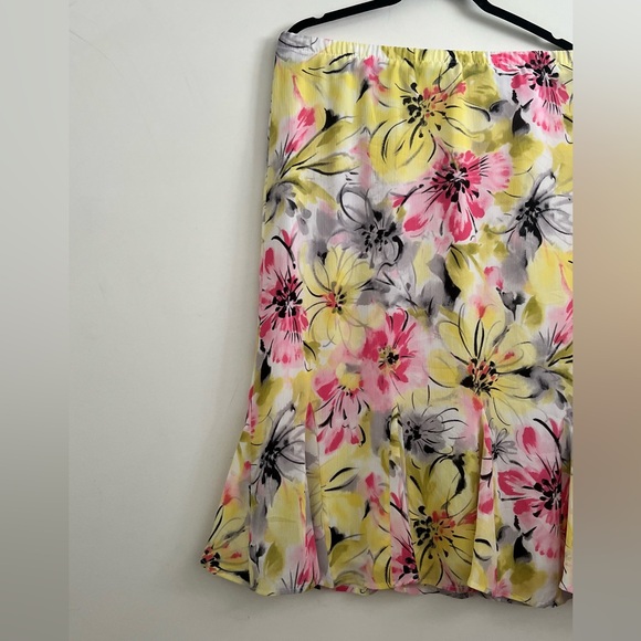 Yellow Mermaid Trumpet Skirt,  pleating detail, pink flowers and grey flowers. - Picture 3 of 7